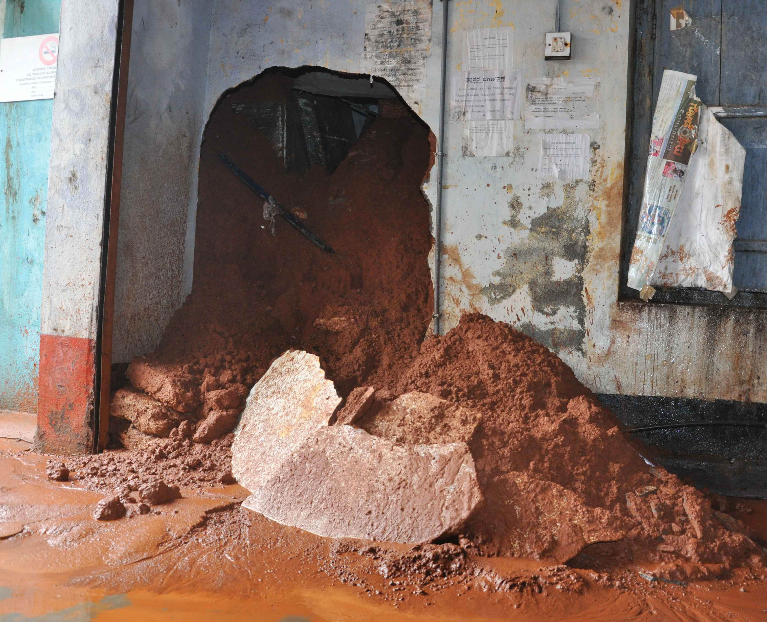 ಶತಮಾನ ಕಂಡ ಗಾಂಧಿ ಶಾಲೆಯ ಗೋಡೆ ಕುಸಿತ